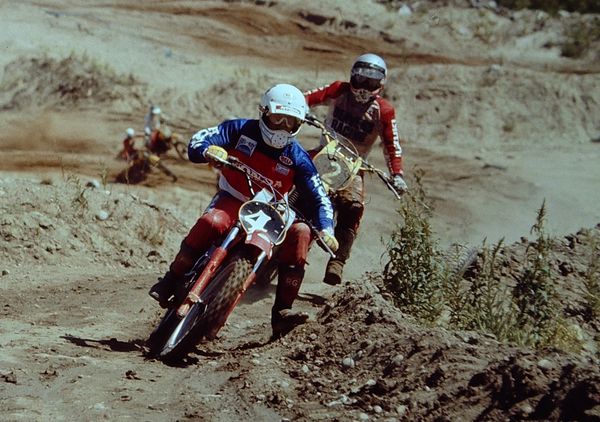 Juha Tirinen edellä ja Seppo Isomäki vanavedessä. Salo SM-125 1978